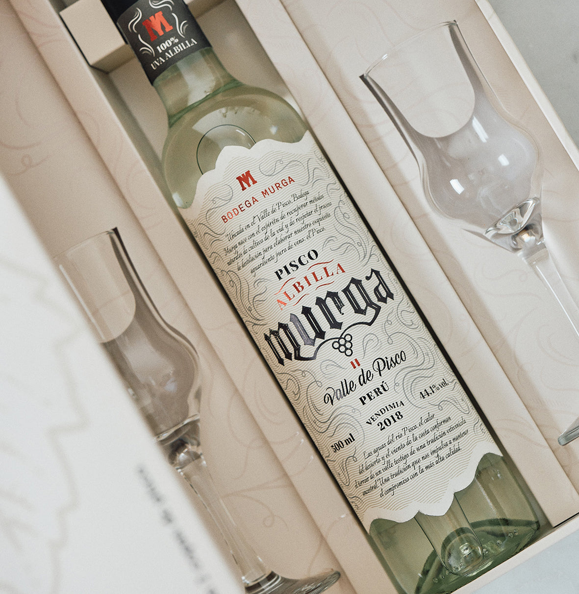 Pisco en caja de regalo + dos copas